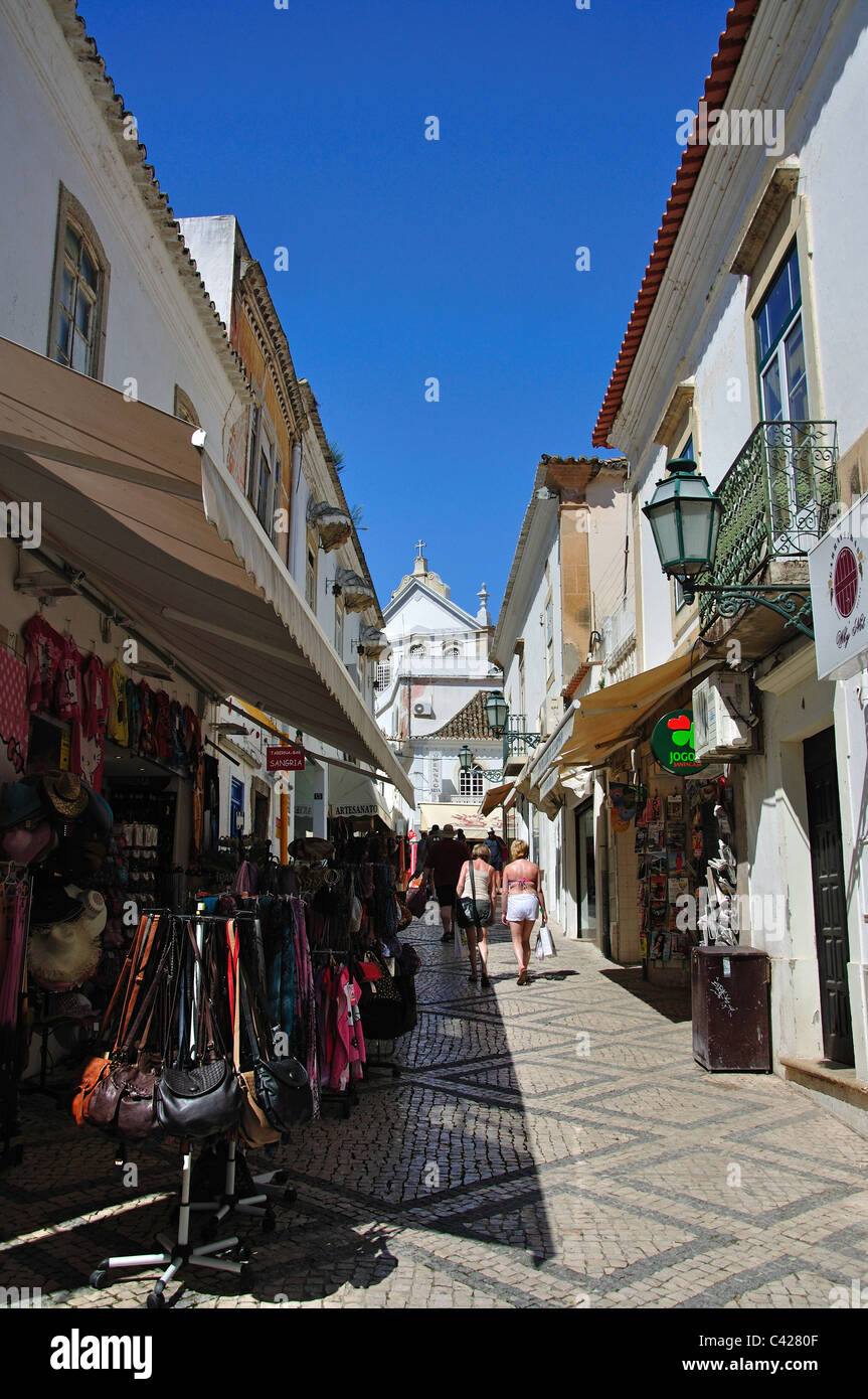 Rue étroite dans la vieille ville, Albufeira, région de l'Algarve, Portugal Banque D'Images