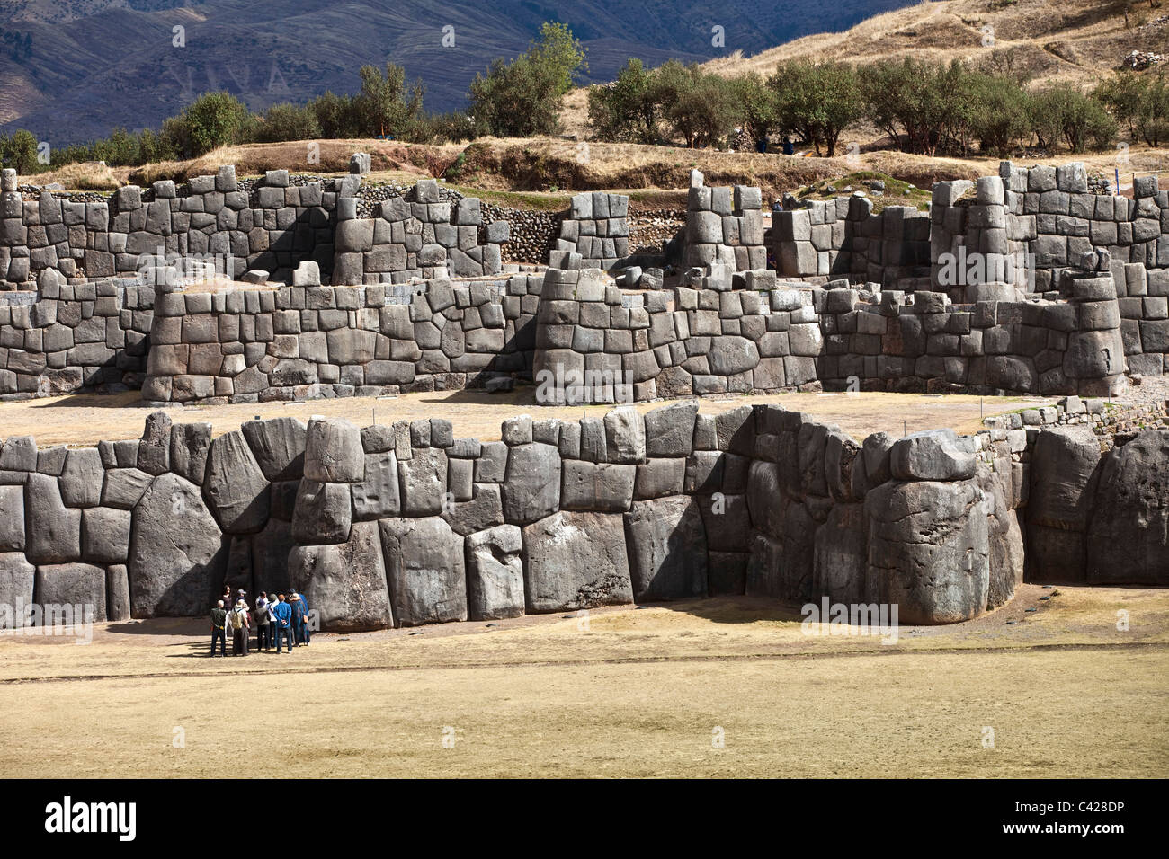 Pérou, Cusco, Cuzco, Saqsayhuaman, Sacsayhuaman, Sacsaywaman. Ruines incas. Groupe de touristes. UNESCO World Heritage Site. Banque D'Images