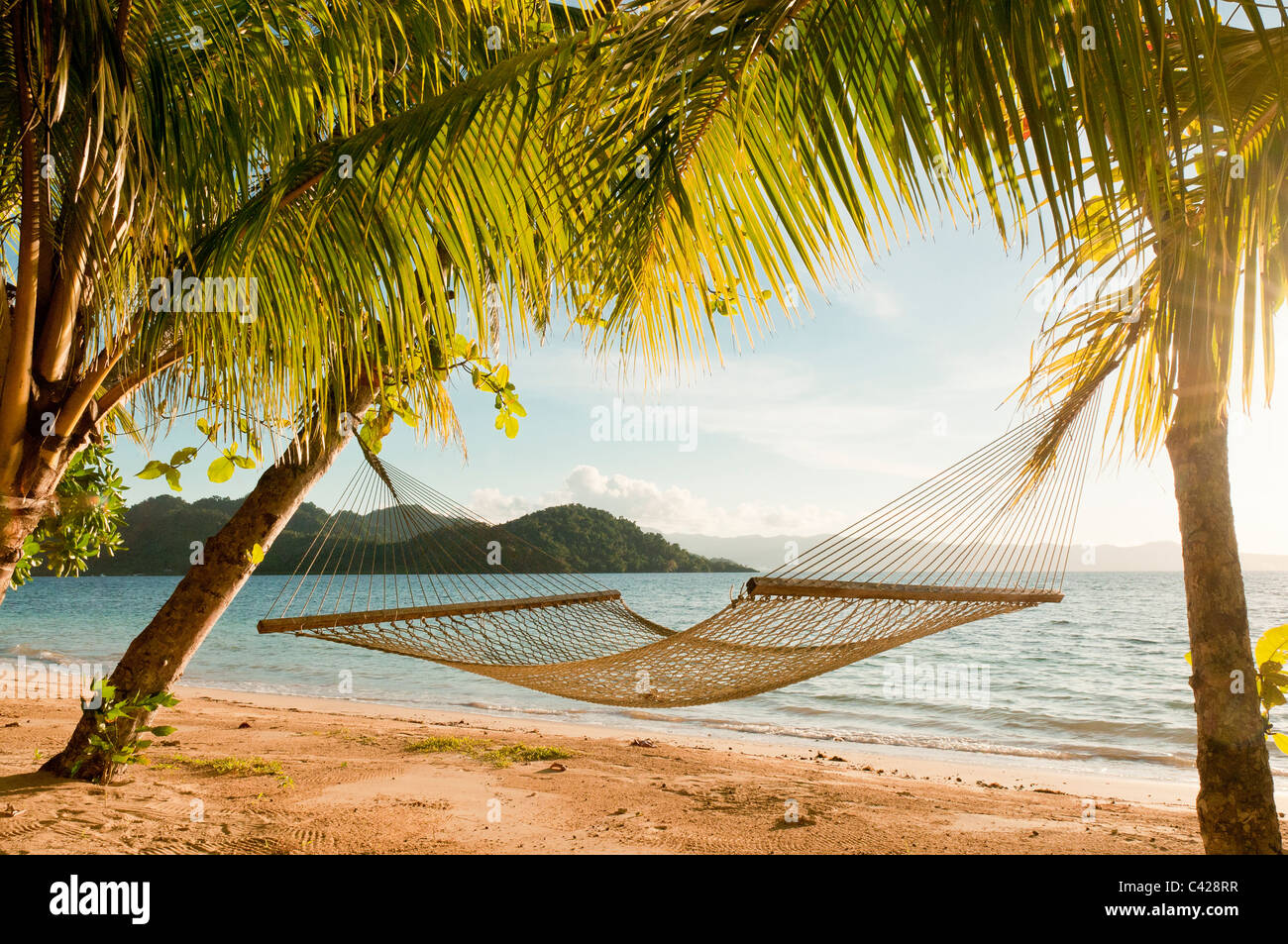 Hamac sur la plage au Matangi Private Island Resort, Îles Fidji. Banque D'Images