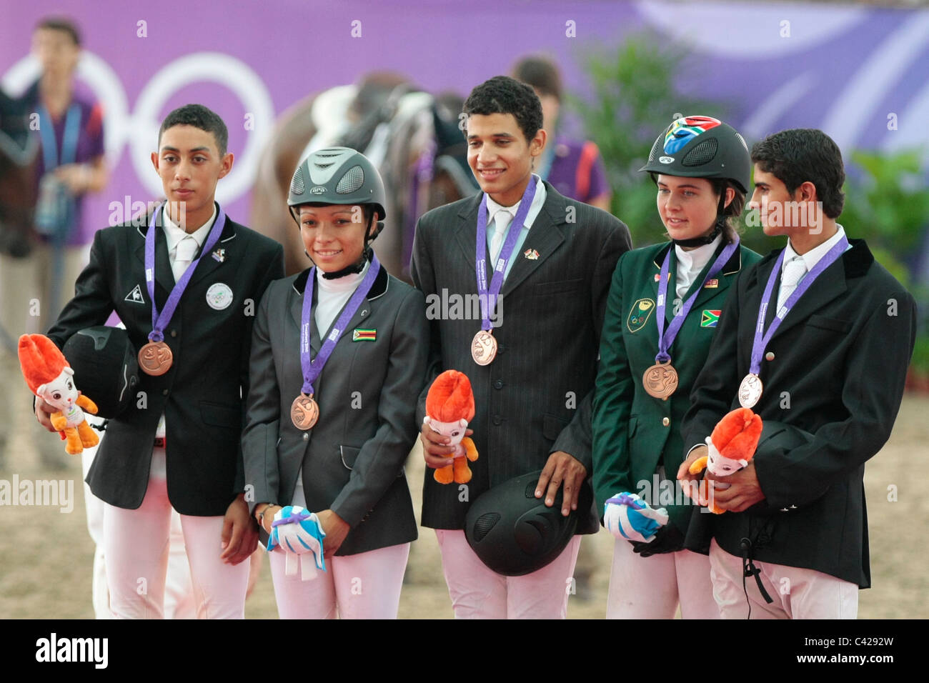 L'Afrique de l'équipe remporte la médaille de bronze dans l'Jeux olympiques de la jeunesse Singapour 2010 Équipe équestre de saut. Banque D'Images