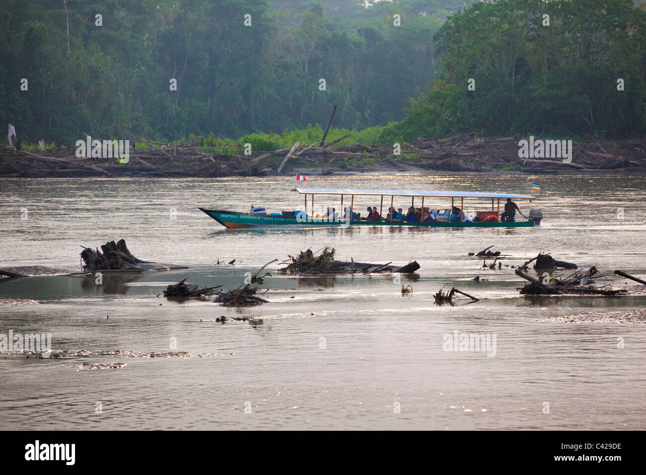 Pérou, Boca Manu, Manu National Park, UNESCO World Heritage Site, rivière rio Madre de Dios. Transport de bateaux de touristes. Banque D'Images