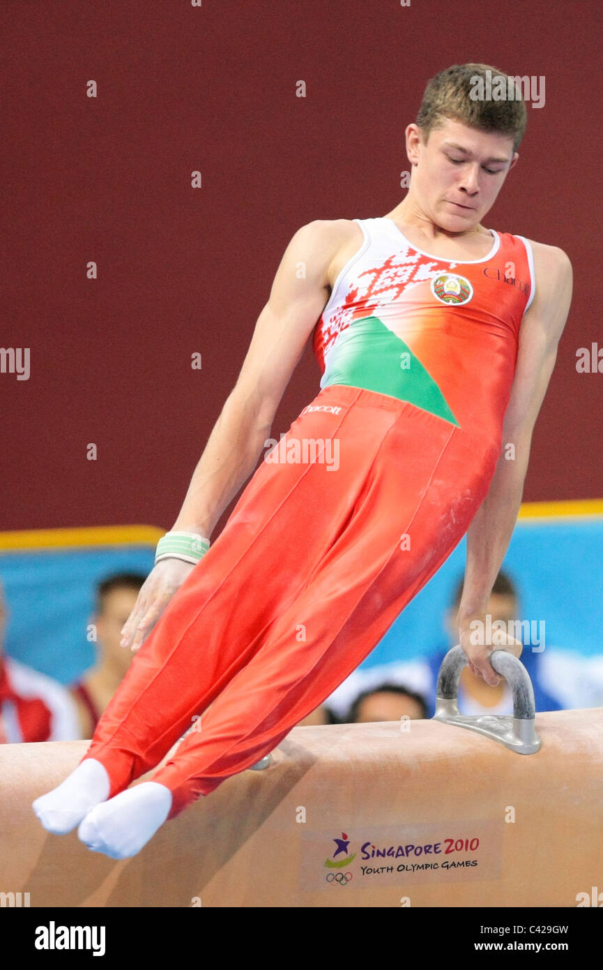 Vasili Mikhalitsyn du Bélarus participe à l'Jeux olympiques de la jeunesse Singapour 2010 Men's Cheval-arçons finales. Banque D'Images