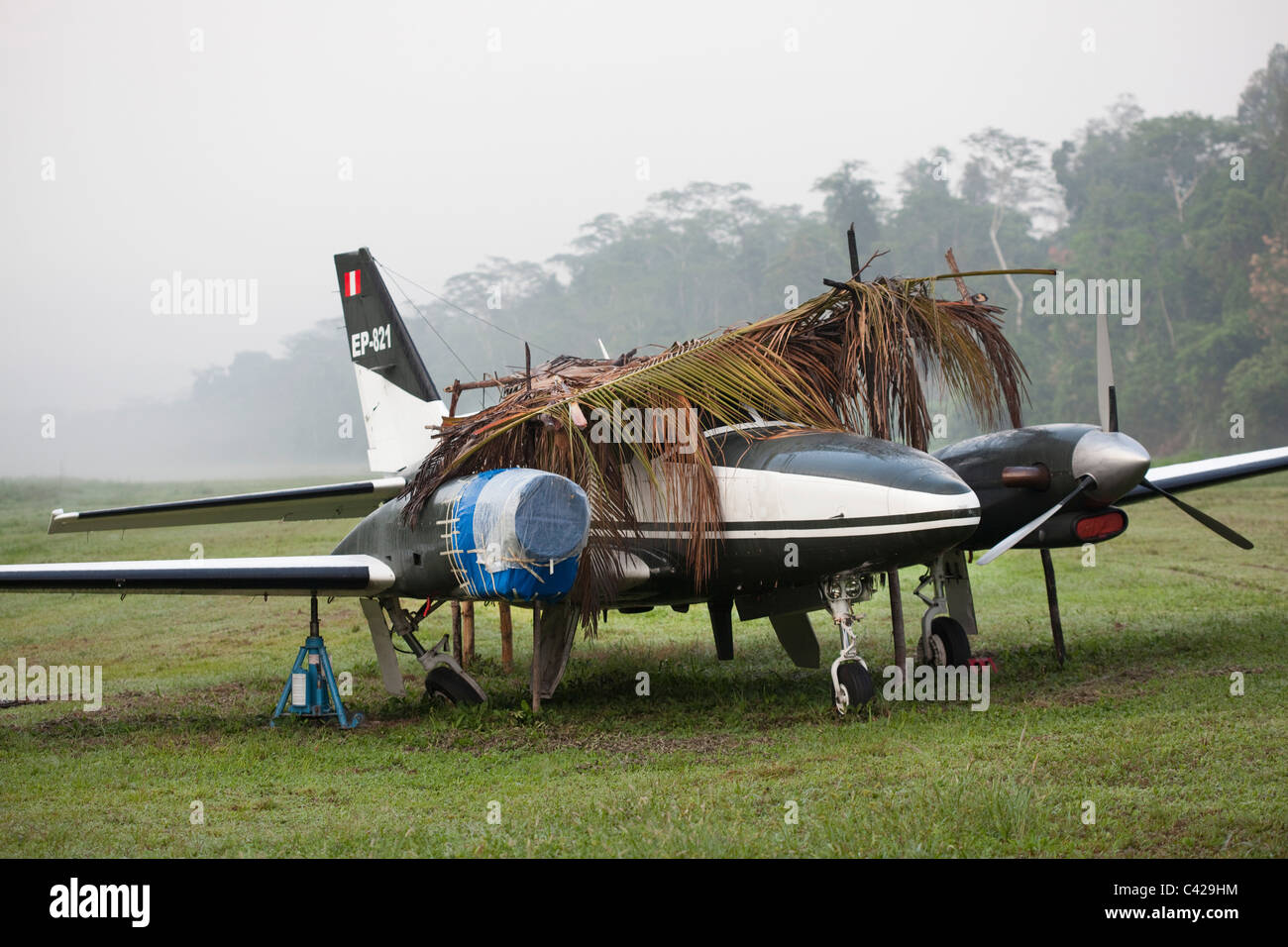 Pérou, Boca Manu, Brooken avion sur piste d'atterrissage. Banque D'Images