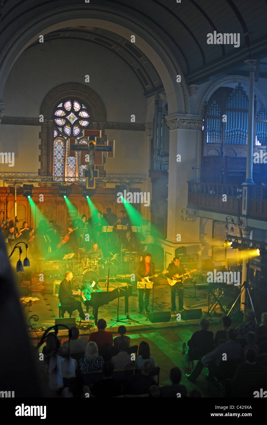 La Brighton Beach Boys et l'amour de la scène psychédélique orchestre pop rêves vs Abbey Road à l'église St Georges à Brighton Banque D'Images