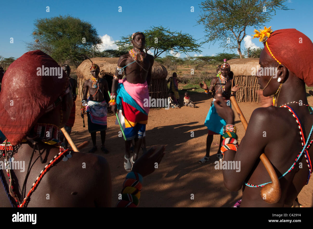 La tribu Samburu la danse traditionnelle, Loisaba Wilderness Conservancy, Laikipia, Kenya. Banque D'Images