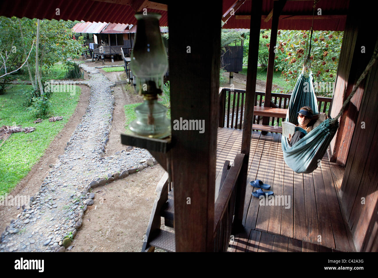 Pérou, Cruz de Mayo, parc national de Manu, montagnes Pantiacolla. Détente au Lodge Pantiacolla touristiques. Banque D'Images