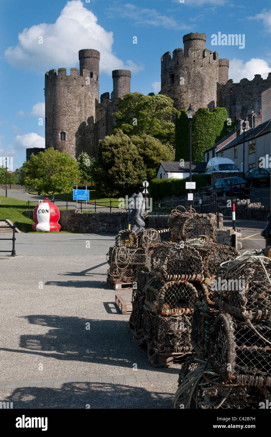 Château de Conwy donne sur le quai de pêche et par des pots de la rivière Conwy dans Gwynedd au nord du Pays de Galles, Royaume-Uni. Banque D'Images