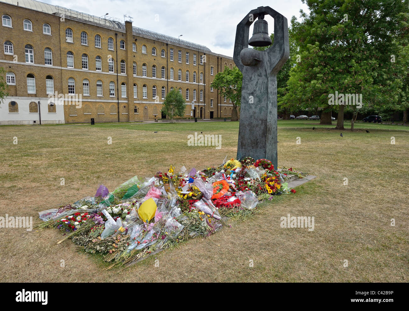 Monument commémoratif de guerre soviétique qui s'est levé à Geraldine Mary Harmsworth Park, Imperial War Museum, Londres, Angleterre, Royaume-Uni, depuis 1999. Banque D'Images