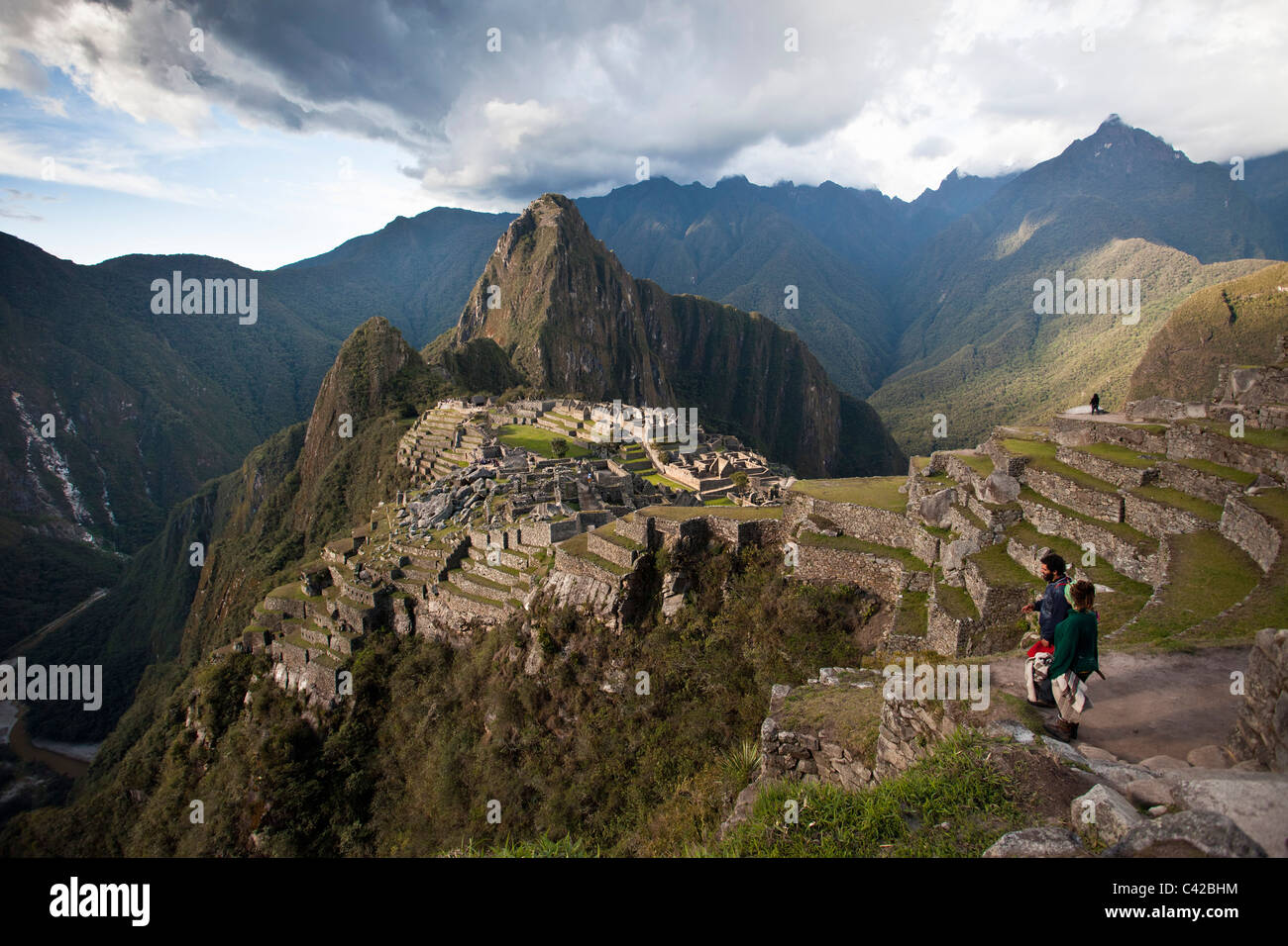 Le Pérou, 15ème siècle site Inca situé à 2 430 mètres (7 970 ft) au-dessus du niveau de la mer. Les touristes. Banque D'Images