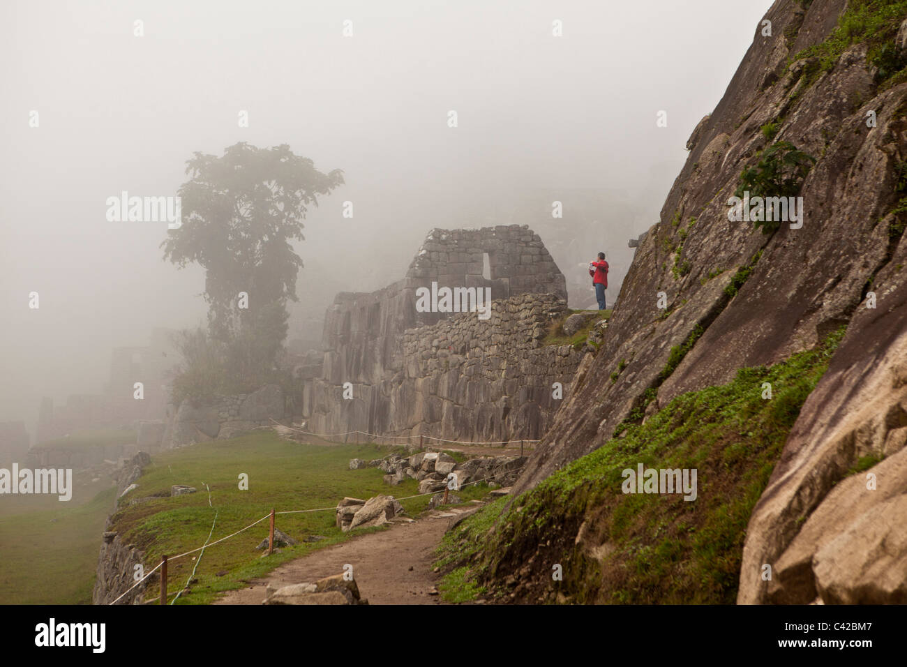 Le Pérou, 15ème siècle site Inca situé à 2 430 mètres (7 970 ft) au-dessus du niveau de la mer. Touriste. Banque D'Images