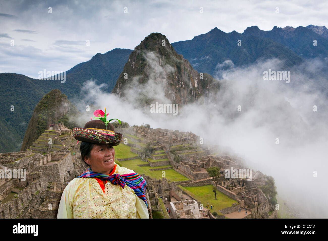 Le Pérou, 15ème siècle site Inca situé à 2 430 mètres (7 970 ft) au-dessus du niveau de la mer. Tourisme indien, femme. Banque D'Images