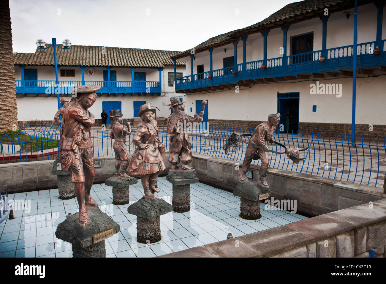 Pérou, Paucartambo, statues sur la place principale. Banque D'Images