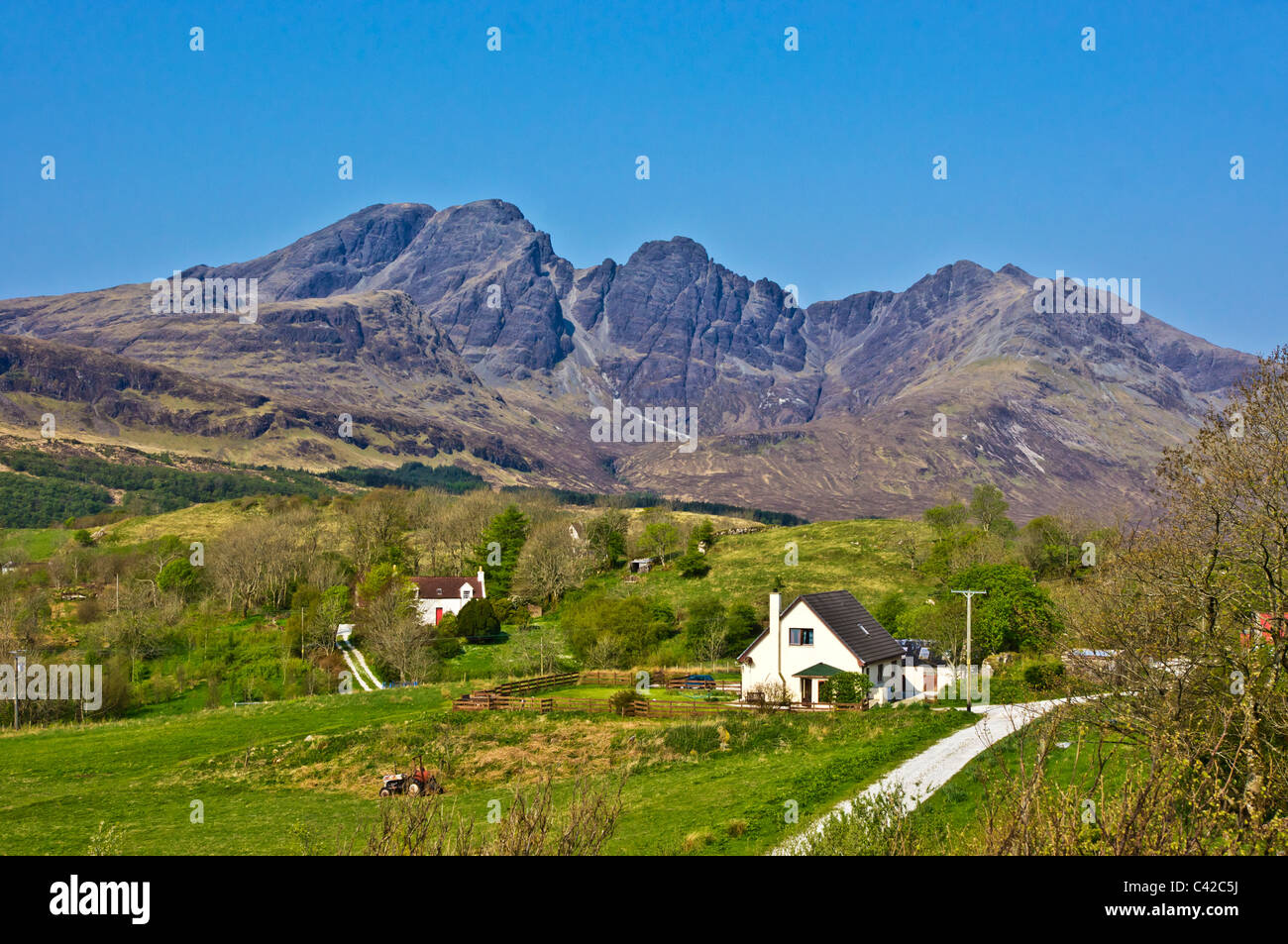 La montagne (Blabheinn écossais Selkirk Arms) vu de petit village Torrin sur l'île de Skye Ecosse Banque D'Images
