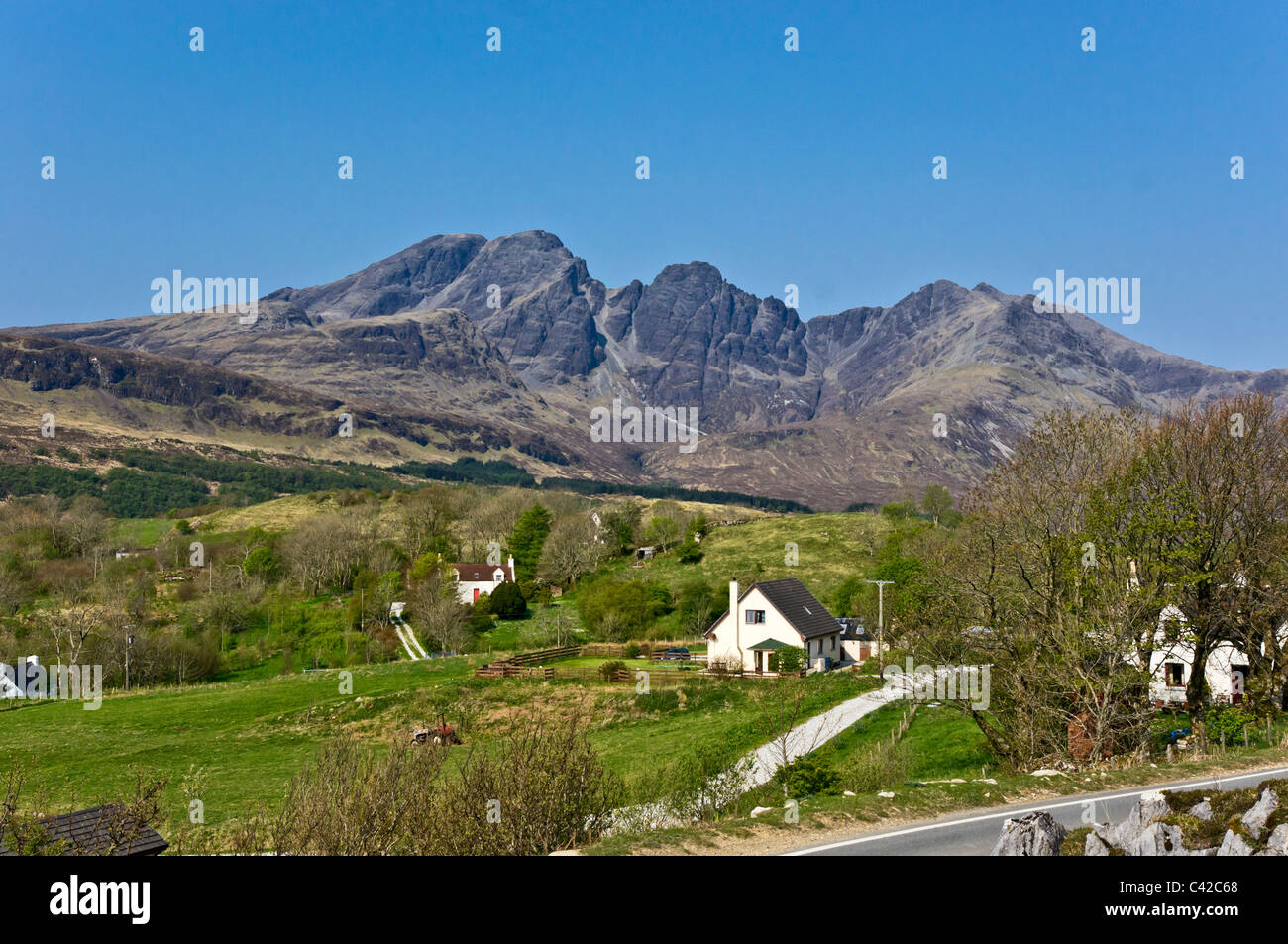 La montagne (Blabheinn écossais Selkirk Arms) vu de petit village Torrin sur l'île de Skye Ecosse Banque D'Images