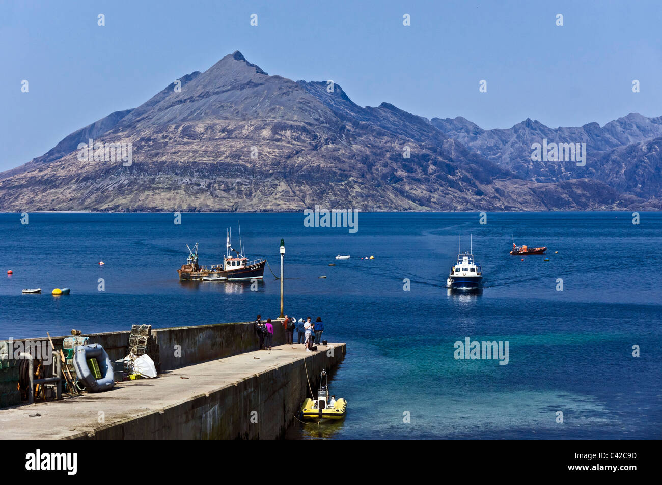 Navire à passagers Bella Jane arrive à Elgol Pier de retour d'un voyage à Loch Coruisk dans les Cuillin Hills sur Skye Ecosse Banque D'Images