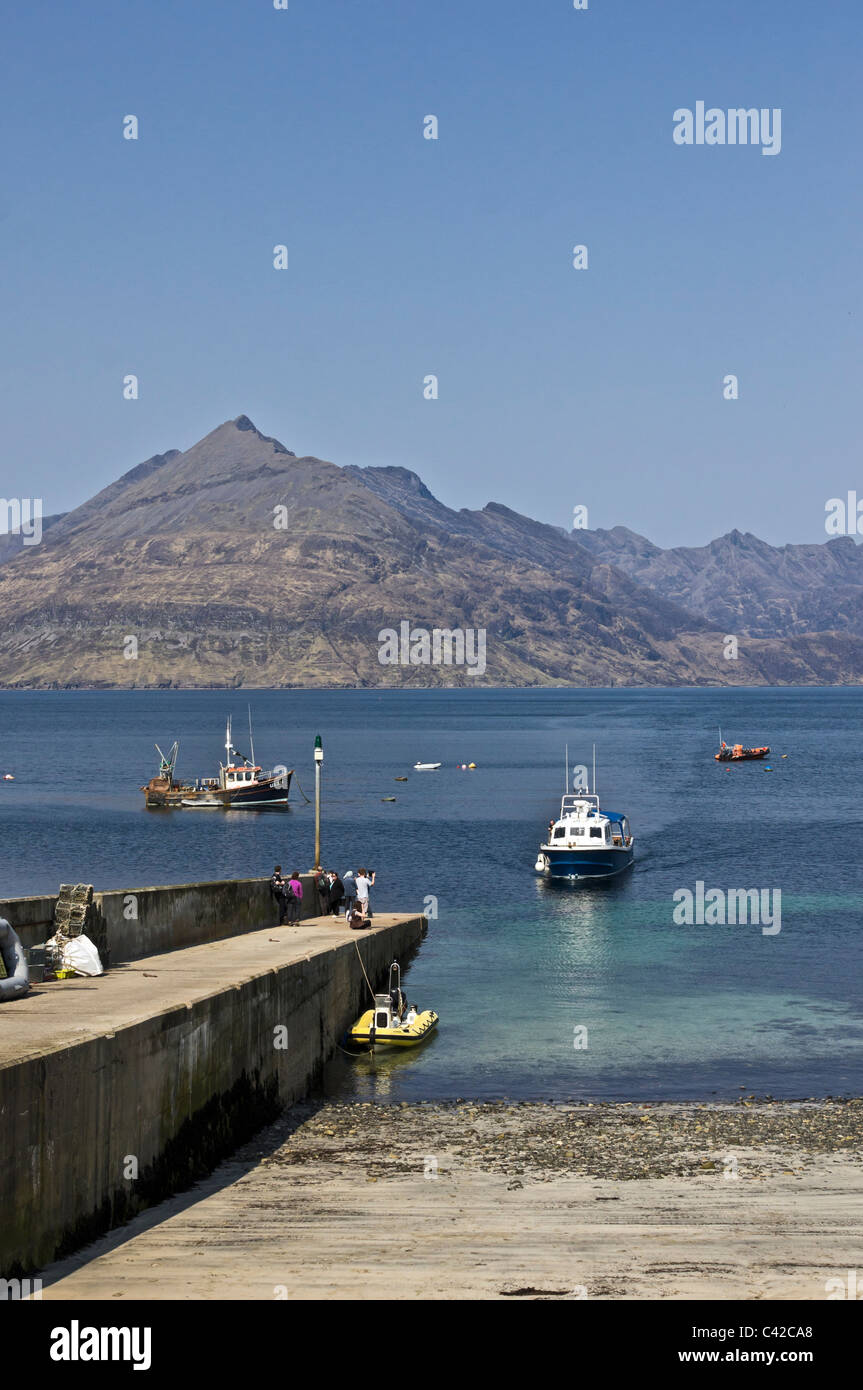 Navire à passagers Bella Jane arrive à Elgol Pier de retour d'un voyage à Loch Coruisk dans les Cuillin Hills sur Skye Ecosse Banque D'Images