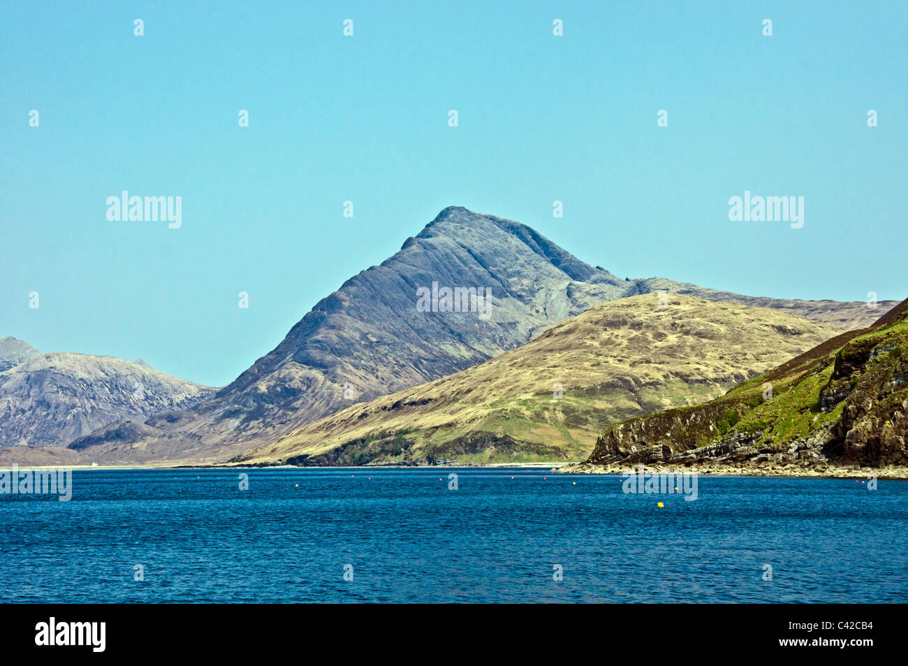 Blabheinn de montagnes imposantes (Selkirk Arms) de Skye en Ecosse vue du Loch Scavaig avec Camasunary à gauche Banque D'Images