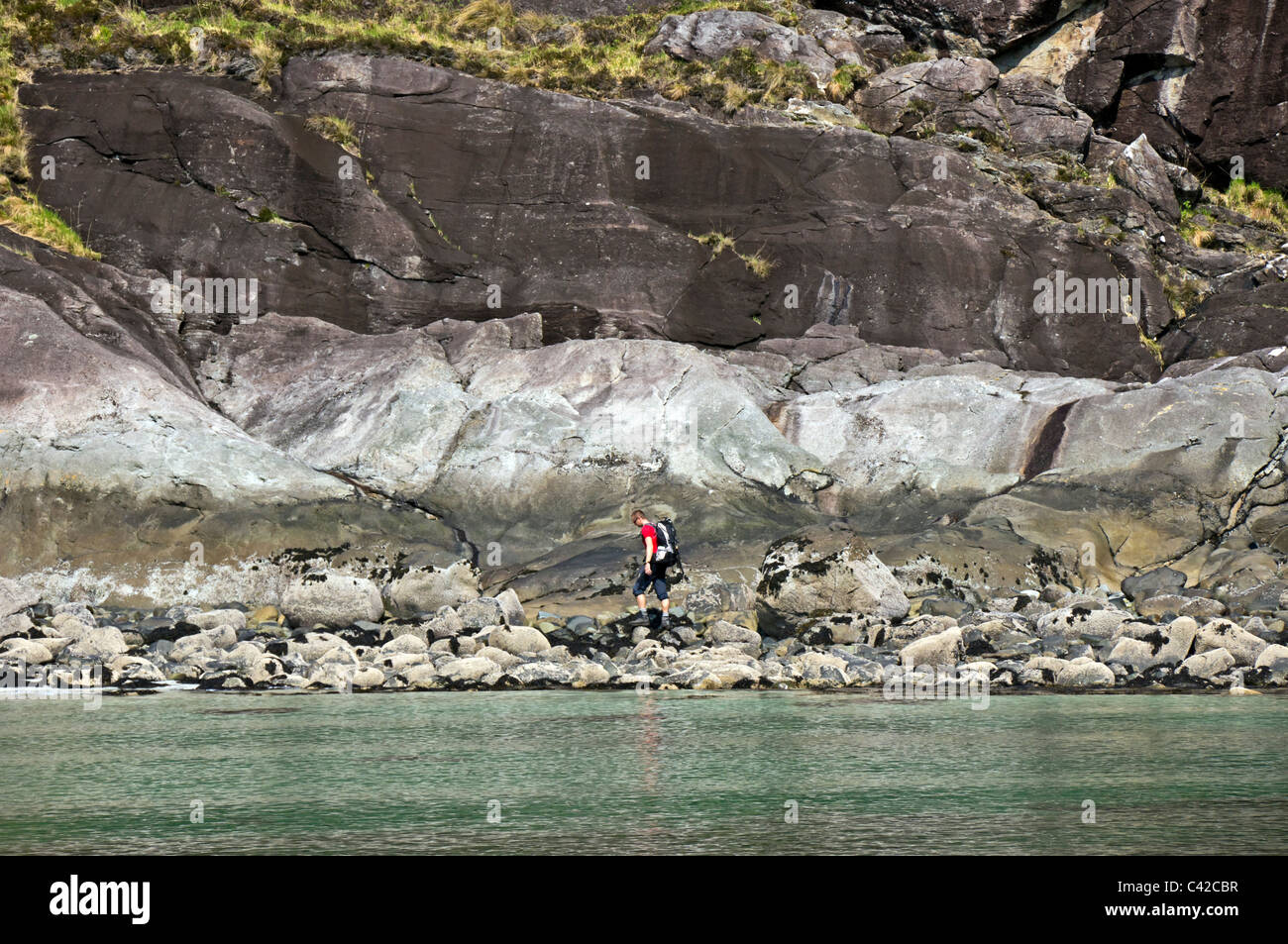 Walker sur le chemin d'Elgol au Loch Coruisk au Loch Scavaig Île de Skye en Écosse près de 'La mauvaise étape". Banque D'Images