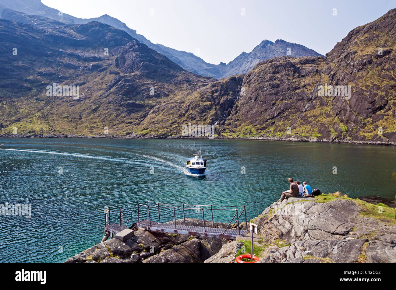 Bateau de croisière Bella Jane est d'arriver à l'embarcadère dans le Loch Scavaig d'où les passagers peuvent accéder à Loch Coruisk Banque D'Images