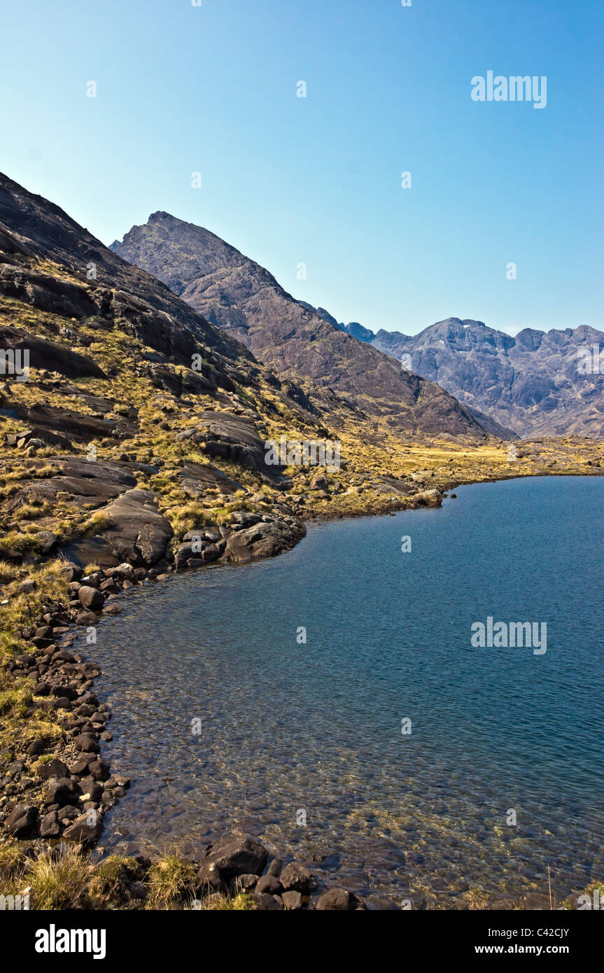 Les Cuillin Hills en Skye Ecosse vue de la rive du Loch Coruisk Banque D'Images