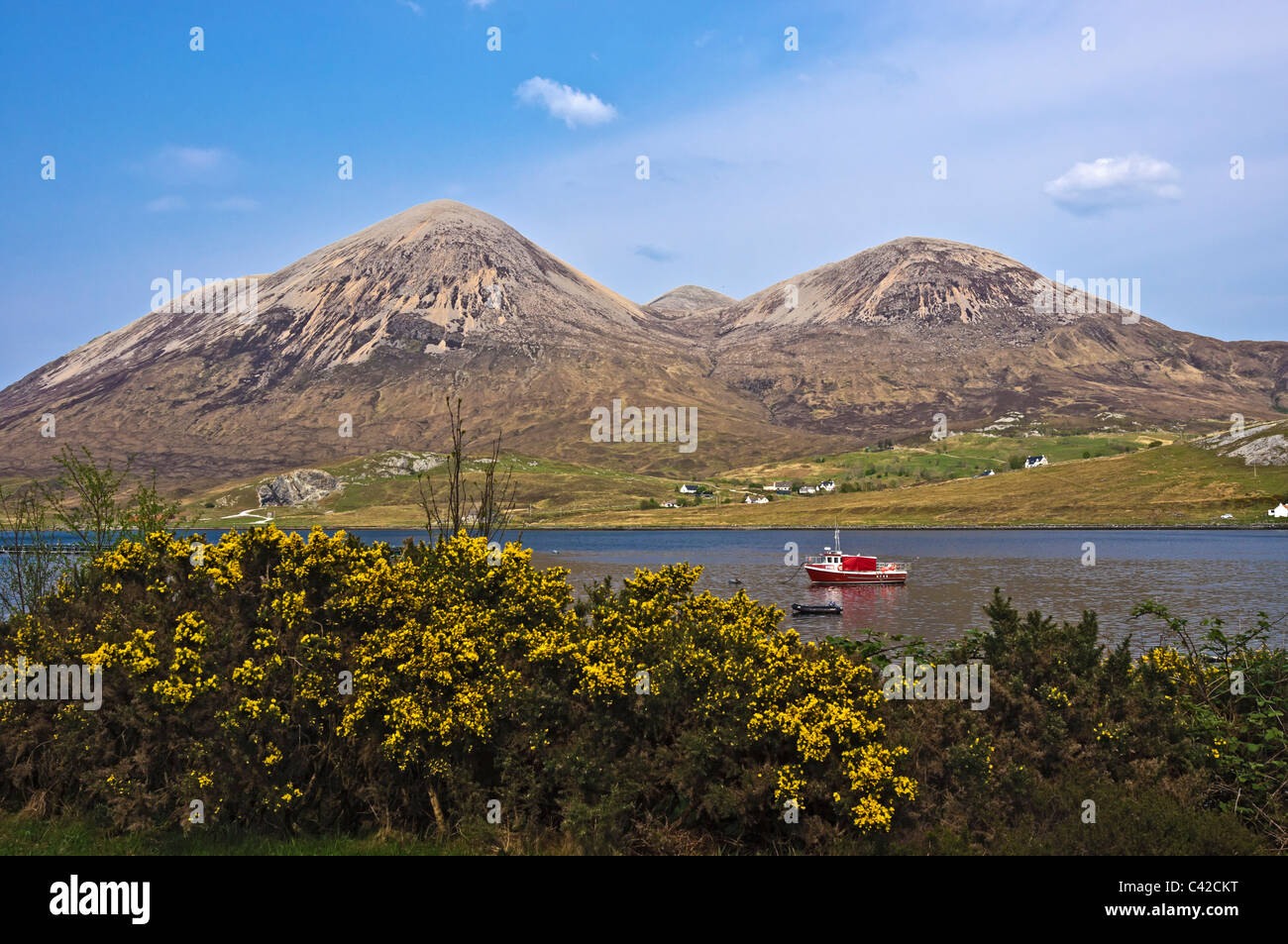 La Red Cuillin Hills avec le Loch Slapin Torrin village sur l'île de Skye en Ecosse Banque D'Images