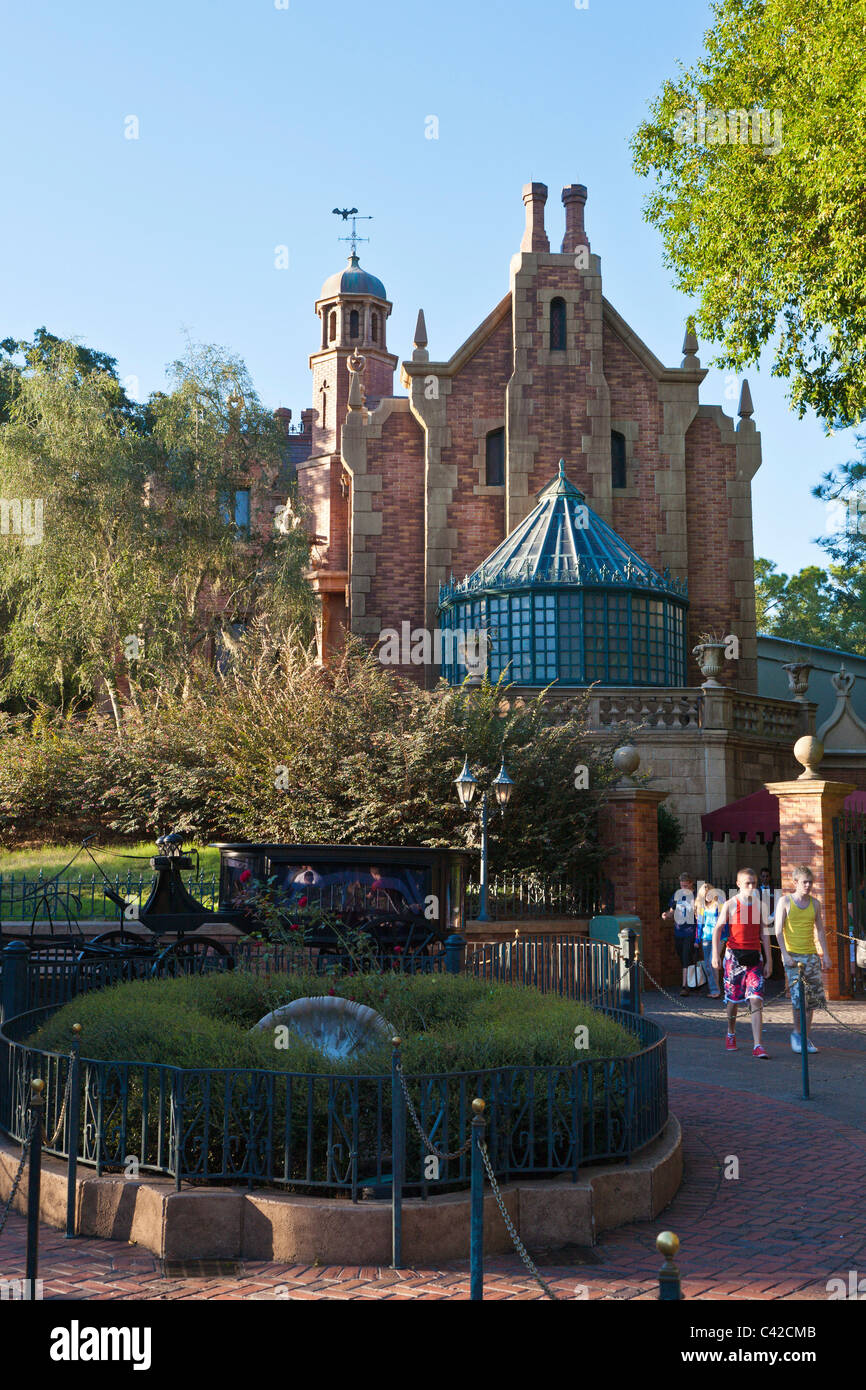 Les enfants quittant l'attraction Haunted Mansion rouler dans le Magic Kingdom de Disney World, à Kissimmee, Floride Banque D'Images
