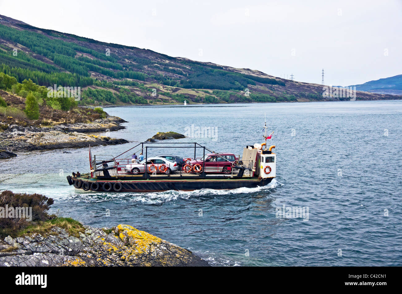Le Skye Ferry quitte Kylerhea sur l'île de Skye et se dirigeant vers le continent écossais sur Glenelg Banque D'Images