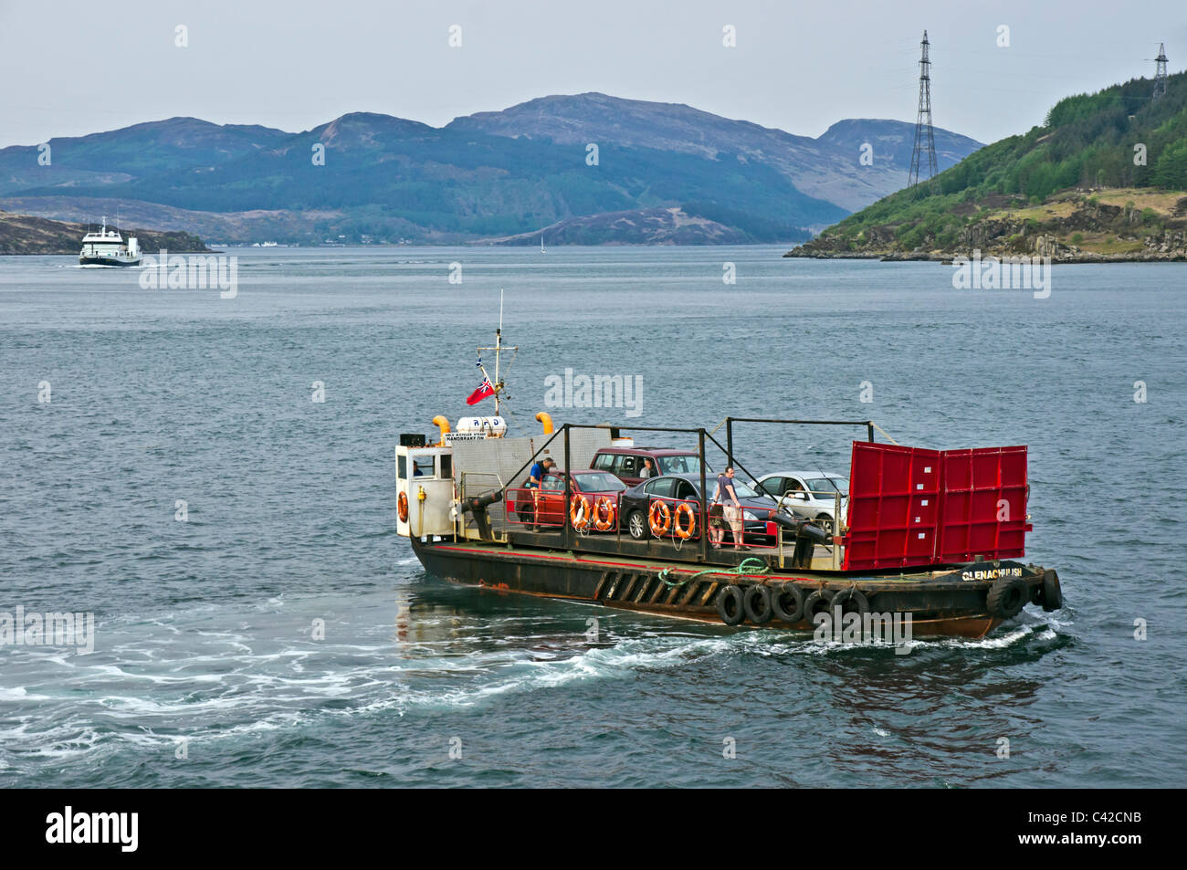 Le Skye Ferry quitte Kylerhea sur l'île de Skye et se dirigeant vers le continent écossais sur Glenelg Banque D'Images