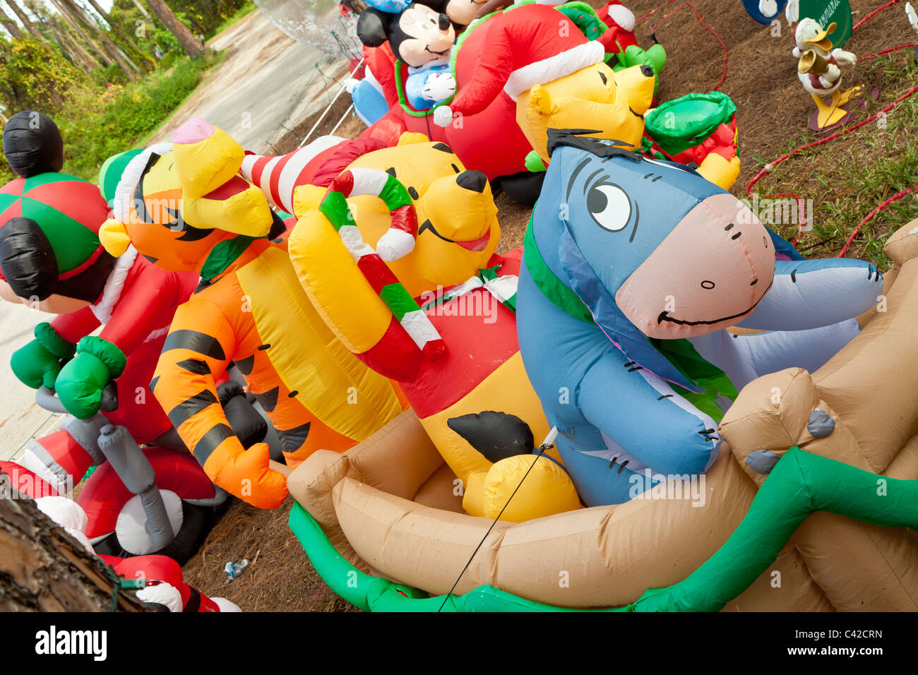 Winnie l'Ourson gonflable caractères décorations de vacances de Noël dans la région de Fort Wilderness Resort à Walt Disney World en Floride Banque D'Images