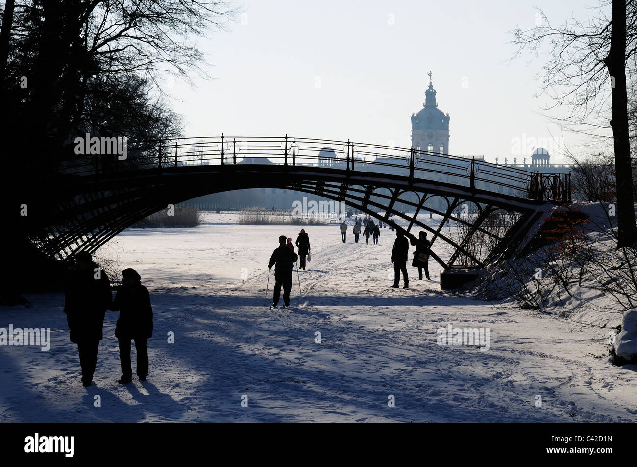 Les gens marcher sur un lac gelé à Charlottenburg, Berlin Banque D'Images