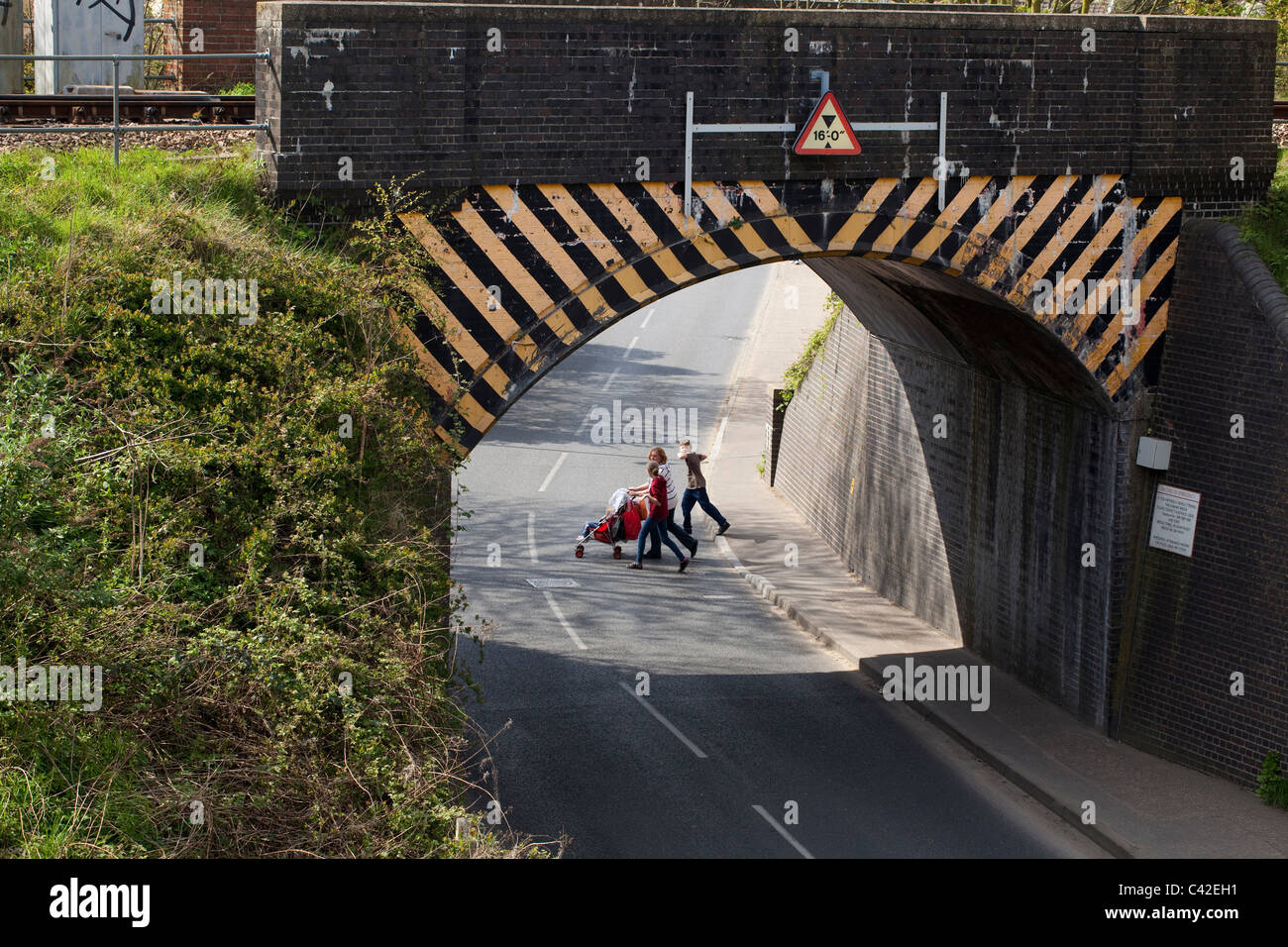 Pont ferroviaire sur une route. Pour underpassing la limitation de hauteur des véhicules. North Walsham, Norfolk. Banque D'Images