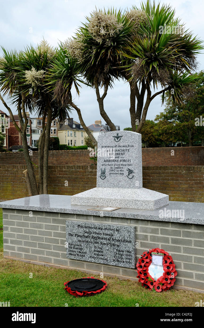 Palmiers forment une toile de fond pour un monument de guerre du régiment de parachutistes érigé en 2010 Torquay Devon england uk Banque D'Images