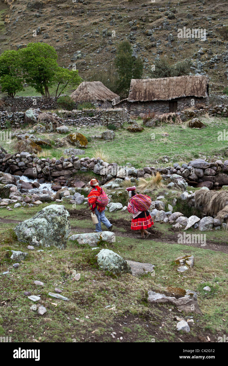 Pérou, Patakancha, village Patacancha, près de Ollantaytambo. L'homme et de la femme indienne en vêtements traditionnels. Banque D'Images