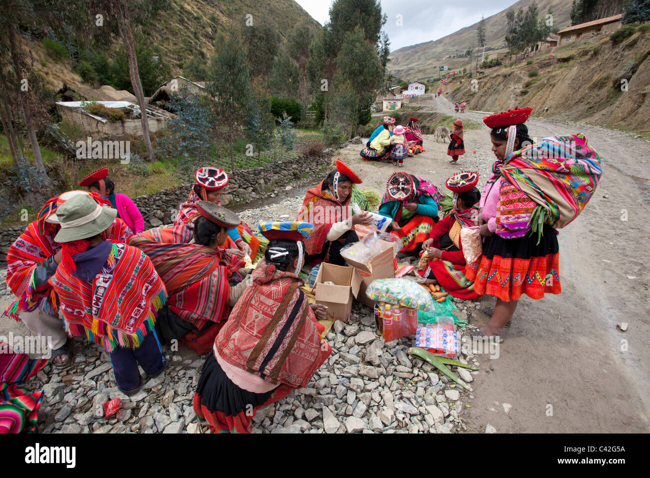 Pérou, Patakancha, village Patacancha, près de Ollantaytambo. Les Indiens en costume traditionnel sur le marché. Banque D'Images
