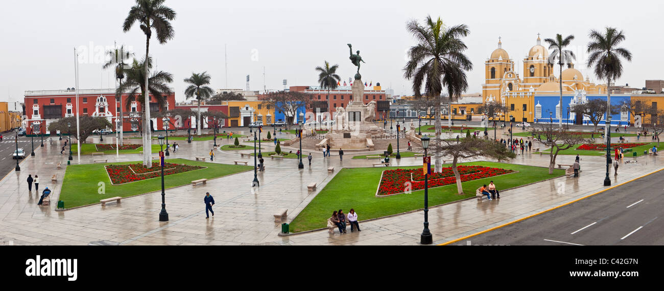 Le Pérou, Trujillo, Plaza de Armas, la cathédrale. Banque D'Images