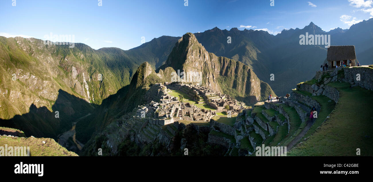 Pérou, Aguas Calientes, Machu Picchu. 15e siècle site Inca situé à 2 430 mètres (7 970 ft) au-dessus du niveau de la mer. Vue panoramique. Banque D'Images