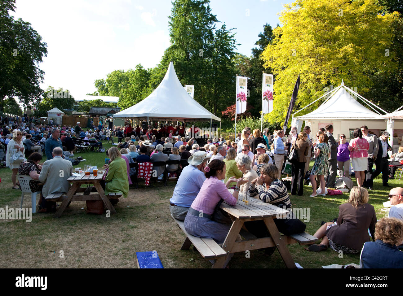 Les gens profiter du soleil à la RHS Chelsea Flower Show, officiellement le Grand Salon du printemps. Photo:Jeff Gilbert Banque D'Images