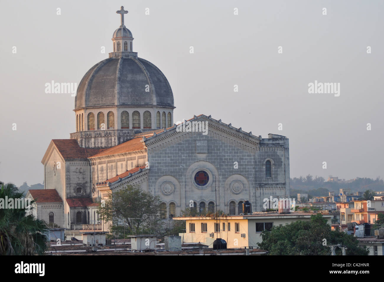 Une église catholique dans la ville de La Havane à Cuba. Image prise tôt le matin au lever du soleil. La Havane, Cuba Banque D'Images