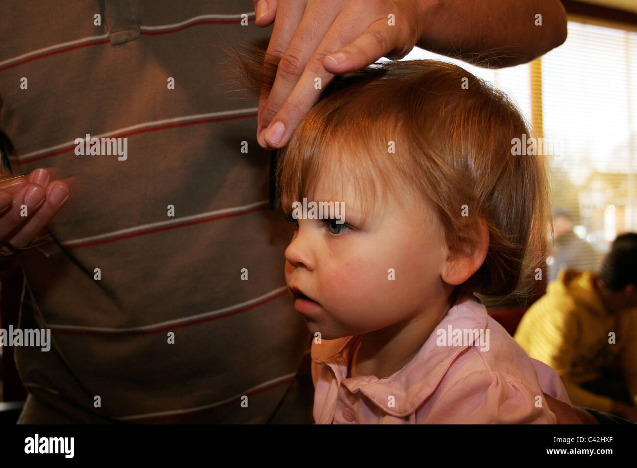 Petite Fille De La Premiere Coupe De Cheveux Chez Le Coiffeur Photo Stock Alamy