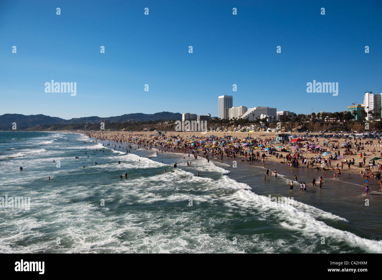 Santa Monica, Californie. La plage de Santa Monica bondé vu de la jetée, Santa Monica, Californie, USA. Banque D'Images