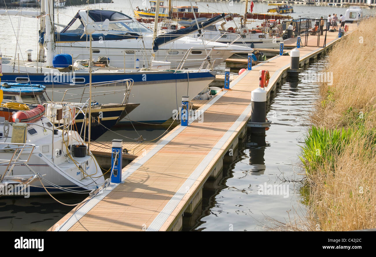 Bateaux amarrés à la jetée, port flottant, Bristol, Royaume-Uni Banque D'Images