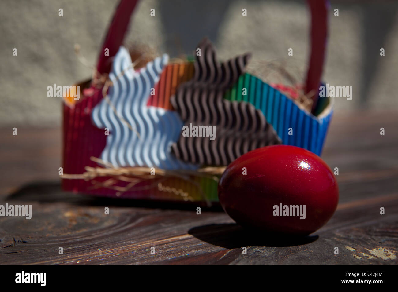 Les oeufs de Pâques teints en rouge en Grèce, symbolisant le sang du Christ. Banque D'Images