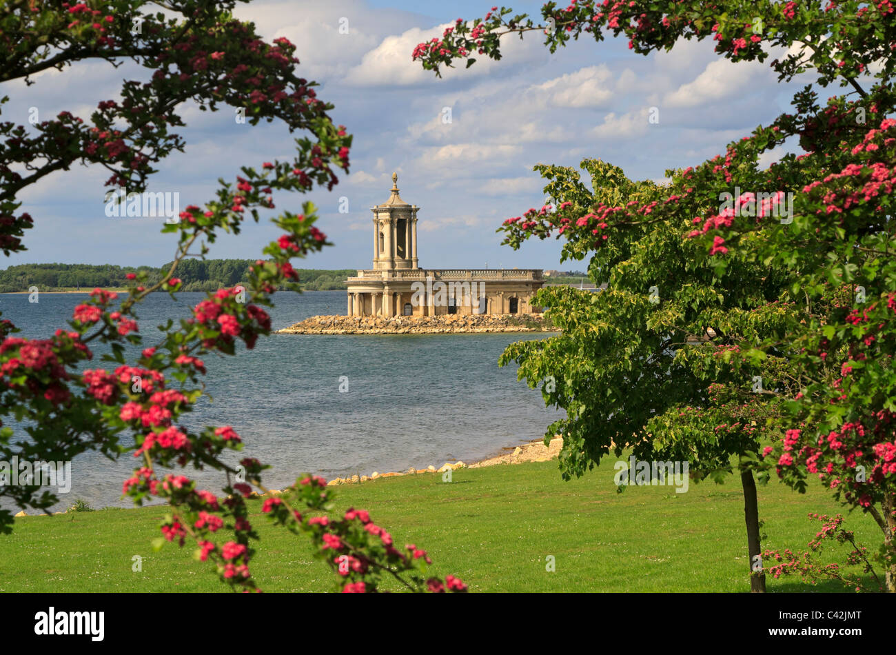 Normanton Église, Rutland Water à la fin du printemps. St Matthews Church a été conçu par Thomas Cundy et construite en 1826-9. Banque D'Images