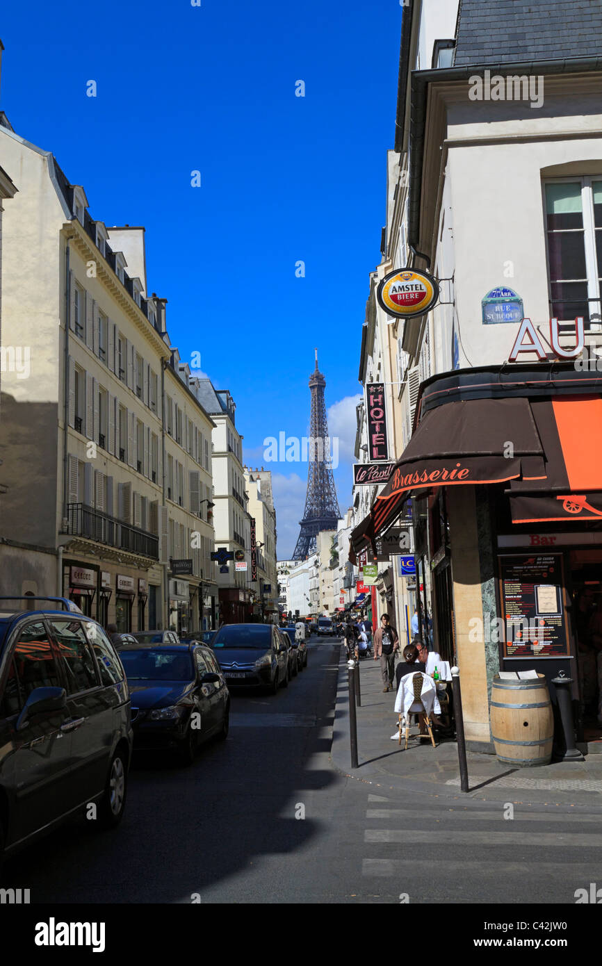 Rue St Dominique, Paris. La Tour Eiffel peut être vu sur les toits de cette rue à sens unique dans le 7e arrondissement. Banque D'Images