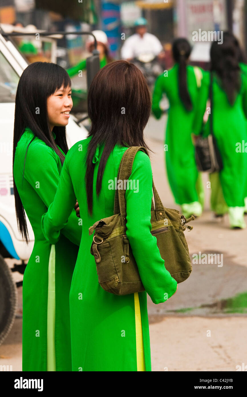 Étudiantes, Ao Dai en dehors de l'école Banque D'Images