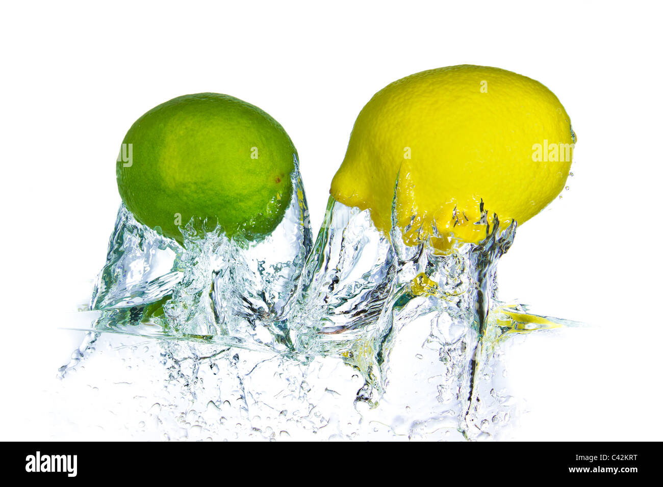 Lime et citron aux projections d'eau isolé sur fond blanc Banque D'Images