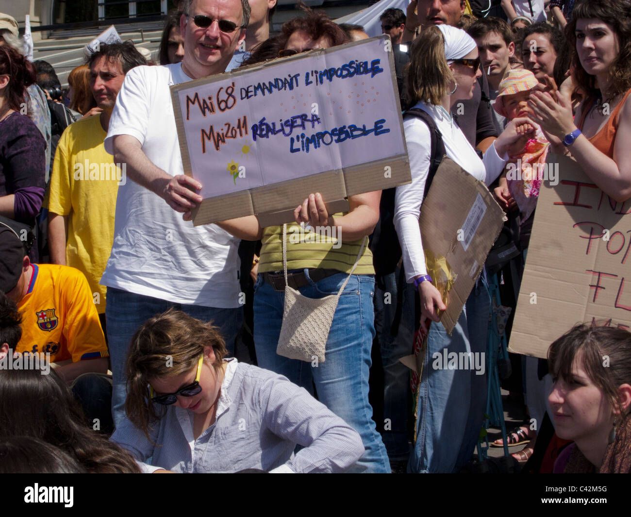 Paris, France, foule démontrant à l'appui d'Indignés 'Democracia Real Ya !", Mouvement démocratie délibérative participative Banque D'Images