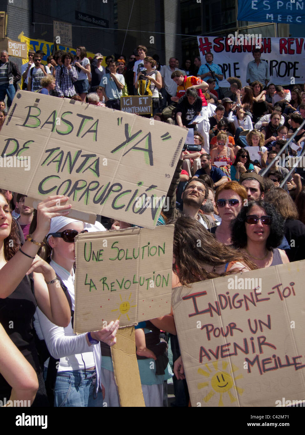 Paris, France, foule démontrant à l'appui d'Indignés, 'Democracia Real Ya !" rallye, Holding Signs, la démocratie délibérative participative Banque D'Images