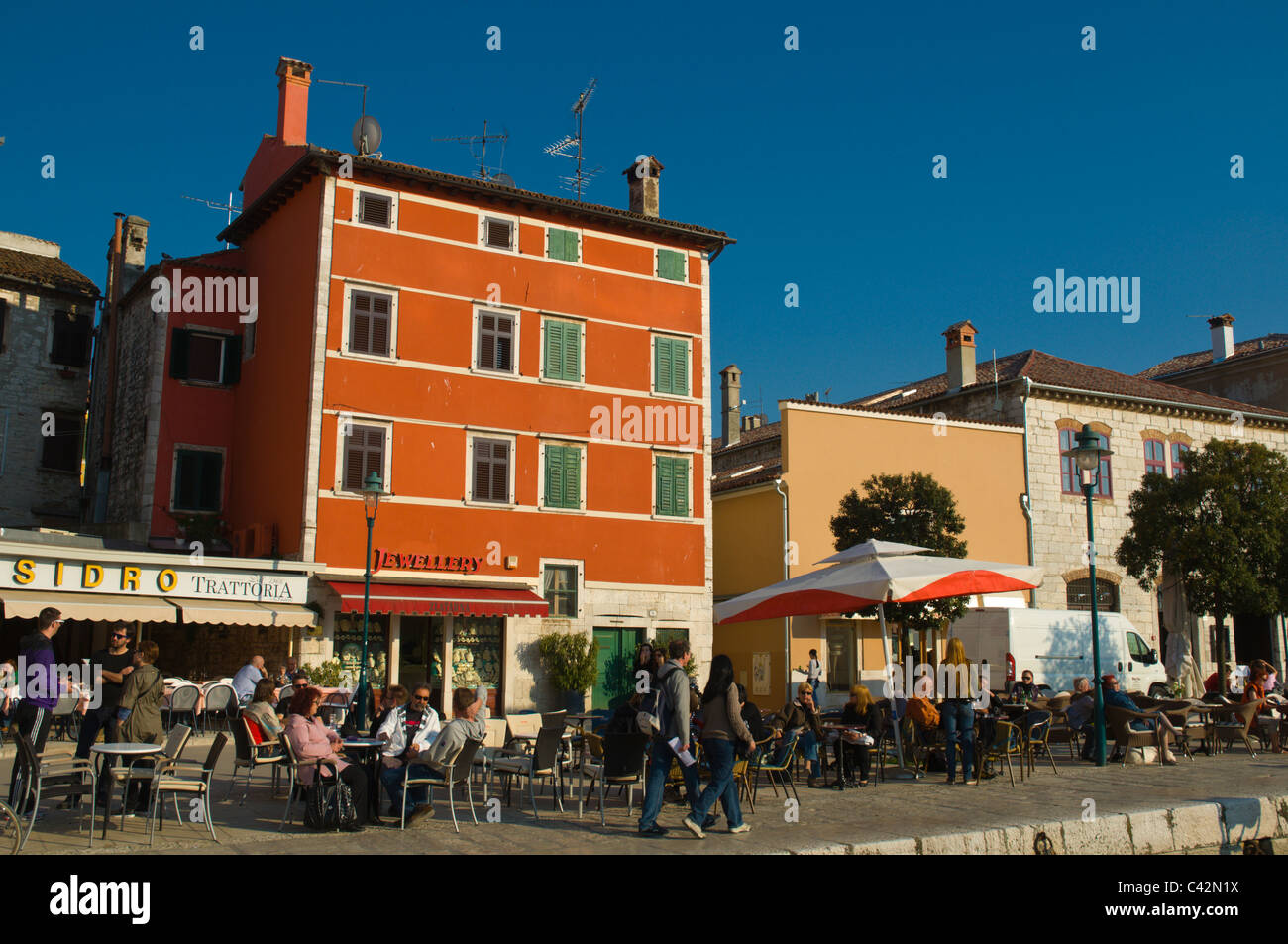 Terrasses du port de plaisance à l'Istrie Rovinj Croatie Europe Banque D'Images