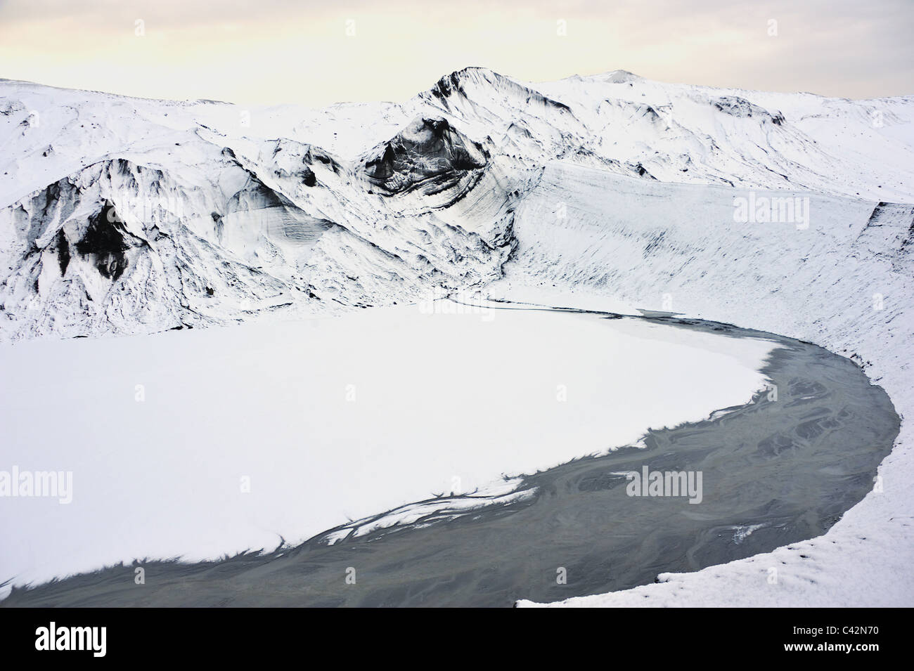 Caldeira couverte de neige sur l'Île Déception, Îles Shetland du Sud. Banque D'Images